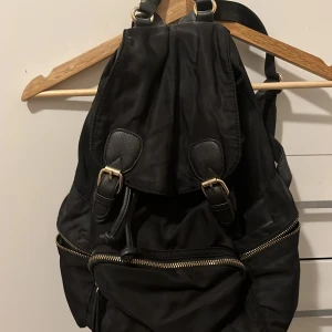 Väska - Fin väska som är en ryggsäck i finare modell, jätte fint skick, nypris var 800kr men det var 3 år sedan. Inte använd ofta alls