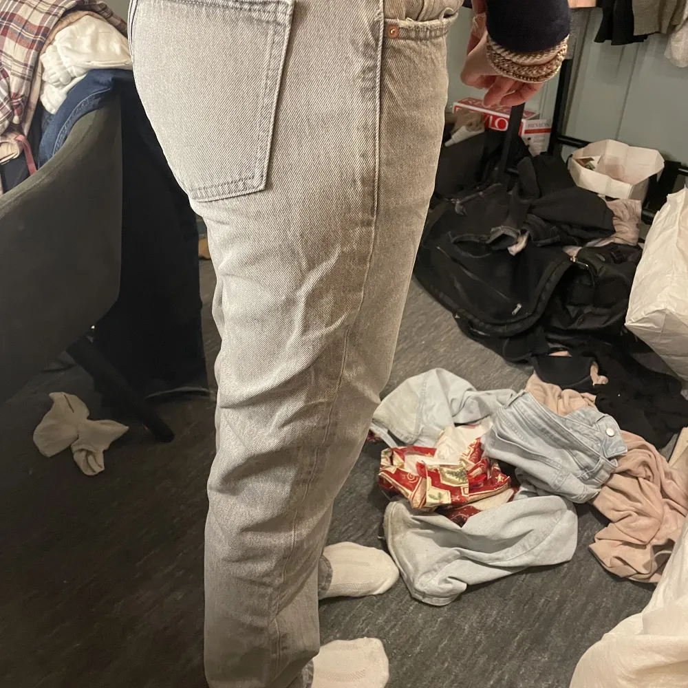 Gråa jeans från Gina som är low waist, strlk 34. Sköna men säljer dom för dom inte har kommit till någon användning.. Jeans & Byxor.
