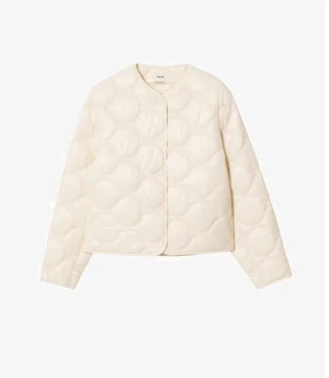 Jacka - mango - Säljer en vit quiltad jacka från mango som köptes för någon månad sedan, inget tecken på användning i princip. Skriv för egna bilder eller eventuella frågor💞( storlek L men är extremt liten i storlek och jag har oftast S)