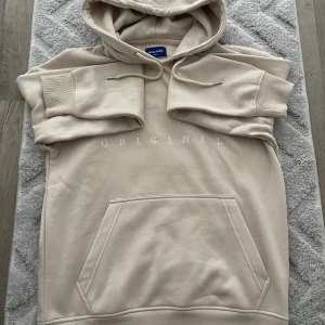 Jack & Jones hoodie i storlek M - Min storebror köpte den för tre veckor sedan, för att han tyckte att den hade en väldigt fin färg och för att den är oerhört skön. Jag har inte använt den en enda gång, för att jag inte gillar färgen och inte märket. Han kastade bort kvittot.