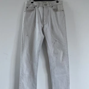 Vintage Levi’s 501 Jeans - Riktigt snygga vita Levi’s 501. Storlek 34, skulle säga att de passar rätt true to size. Finns en del fläckar då byxorna är rätt gamla men de har mycket kvar att ge och ser riktigt snygga ut. Tveka inte på att skicka ett DM om du har fler frågor! Mvh ET 🤍
