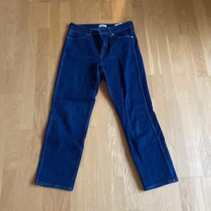 Säljs ett par mörkblåa jeans från wrangler, använda endast 1 gång och är därför i nyskick, säljer eftersom dem inte passade mig frpn början! Sköna jeans med ett ”mjukt” jeansmaterial! Orginalpris: 500kr