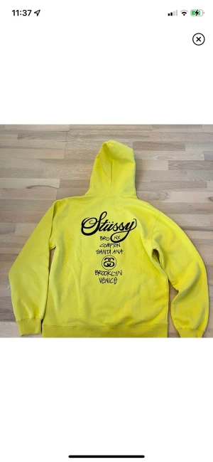 stussy hoodie  - Stussy hoodie i nyskick! Storlek XL, lite liten i storleken skulle säga att den är ungefär en L (oversize för dig som är xs-m). Nästintill oanvänd!