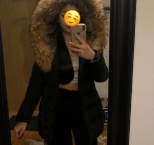 Hollies jacka - Säljer min hollies jacka i strlk 34. I bra skick. Äkta päls. Köparen står för frakt 