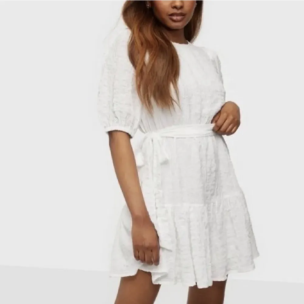 Säljer den här så fina vita klänningen från Nelly som är perfekt till studenten. Den är endast testad och har lapparna kvar. Storlek 36 och nypris 499kr (Frakt spårbart 66kr). Klänningar.