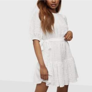 Säljer den här så fina vita klänningen från Nelly som är perfekt till studenten. Den är endast testad och har lapparna kvar. Storlek 36 och nypris 499kr (Frakt spårbart 66kr)