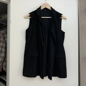 Kavajväst - Svart kavajväst strl. S från Shein. Oanvänd. Samfraktar gärna! Kolla in mina andra annonser om det finns något av intresse!