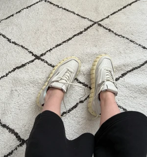 Eytys sneakers  - Sneakers i fint skick, använda ett fåtal gånger. 