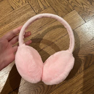 Öronmuff earmuffs - Har en liten rosa fläck som inte syns när man har på sig den. Det går säkert att tvätta bort. Möts i stockholm eller fraktar :)
