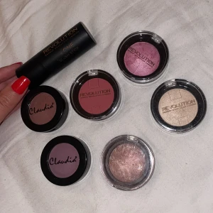 Smink revolution claudia - Oanvänt smink från revolution och Claudia. Blandat ögonskuggor och blush. Glömde fota en ögonskugga som syns på bild 3. Allt för 100kr, frakt tillkommer