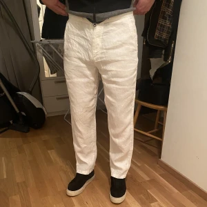 Linnebyxor från zara - Bra skick!! Modell är 184cm
