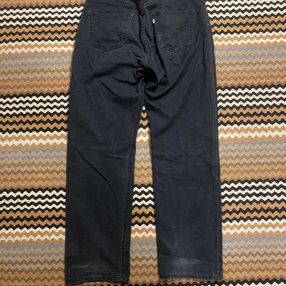 Vintage Levis byxor.  Rätt raka i modellen lite loose.  Lite mörkblå, grå ton. Lite slitna ner till  34/32. Jeans & Byxor.