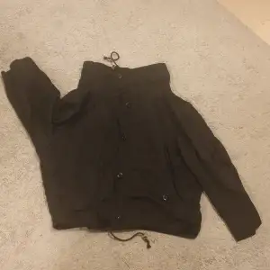 En lätt genomskinlig svart tröja från lindex