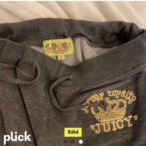 Juicy set - Gammalt juicy couture set som jag köpt här på plick. Kommer inte till användning så därför säljer jag!! Står L men det är från barnavdelning så skulle säga att det är mer som S. Står även juicy på Baksi av hoodien 💗💗(inte mina bilder!!!)