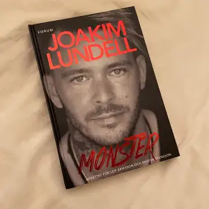 Joakim Lundells bok Minster som handlar om hans tuffa liv och uppväxt och hur han blev den han är idag, som ny, har aldrig läst den, fin i bokhyllan