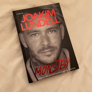Monster Joakim Lundells bok - Joakim Lundells bok Minster som handlar om hans tuffa liv och uppväxt och hur han blev den han är idag, som ny, har aldrig läst den, fin i bokhyllan