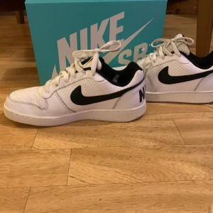 Nike court. Storlek:40 - Typ inga skador bara lite skrinklig dör fram inga skador. Har använt den 2 gånger.  Storlek: 40. Priset kan diskuteras 