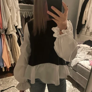 Skjorta - En super fin kombination med skjorta och vit T-shirt 