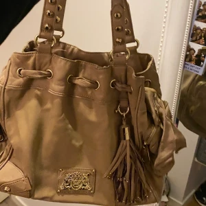 Juicy Coutor handväska  - Säljer min Juicy Couture handväska i beige. Använt ganska mycket men fortfrande fint skick. Nypris 2500kr 