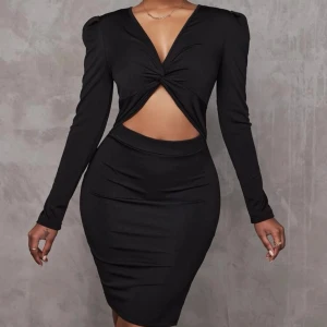 Superfin klänning - Superfin klänning helt oanvänd från shein med liten slit. Bra kvalité, rätt tjockt tyg. 70 kr. Storlek S 