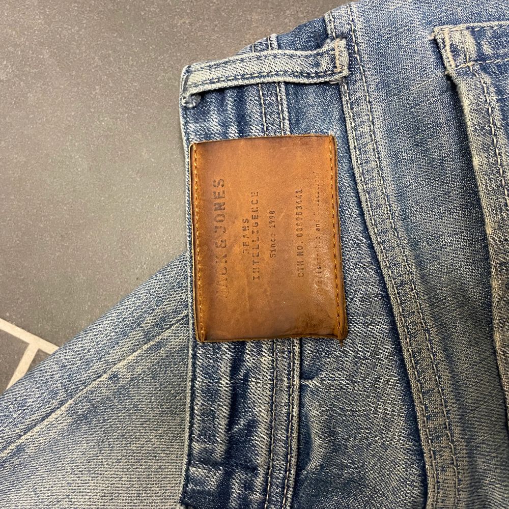 Säljer nu min Jack & Jones jeans som jag har växt ur. De är i storlek w30 L32 och är i modellen TIM. Pris kan diskuteras.. Jeans & Byxor.