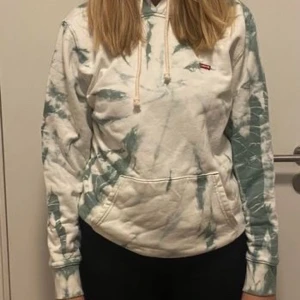 Levis hoodie - Säljer min killes levi´s hoodie, endast testad så i super skick. Finns katt i hemmet. Köptes för ca 700 kronor. Köperen står för frakten, vill du ha fler bilder får du gärna höra av dig. Är passform "man" men funkar fint för alla, kram!