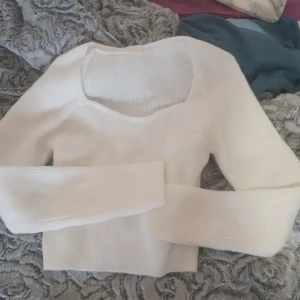 Stickad tröja från shein - Helt ny stickad tröja ifrån shein, endast testad. Strl s  60pp