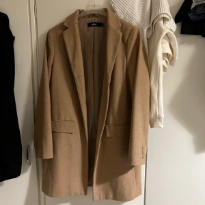 Kappa  - Kappa från ellos. Storlek 40, lite oversize på mig som vanligtvis är en 36, supersnygg och lite tjockare nu åt det kalla vädret.