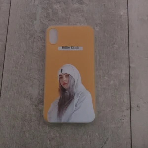 Billie Eilish Skal - Ett helt nytt billie eilish mobilskal till iPhone Xs❤️ Fick det något år sen men var till fel iphone. Skriv ifall du har några frågor/vill ha mer bilder!💕Frakt är 18kr
