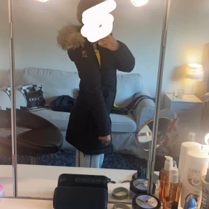 Parajumper jacka äkta storlek xs  - Jackan har bra kvalite. Använt den några gånger under en hel vinter. Den är väldigt varm och perfekt för en kall vinter. Den är inte sönder någonstans. Jackan är köpt för 10 tusen. Skriv gärna för mer info och bilder. Står ej för frakt.