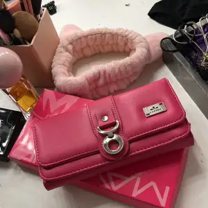 Oanvänd plånbok i rosa från Thailand 