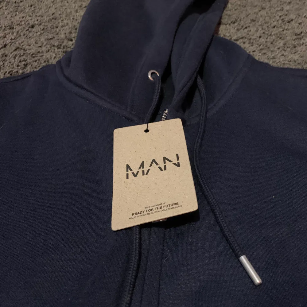 Mörk blå zip hoodie i storlek xs men den är väldigt oversized. Helt oanvänd köpt på boohooman.. Hoodies.