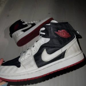 Nike Air jordan 1 mid - Superfina Air jordans i storlek 38, sparsamt använda. Pris går att diskutera:) 