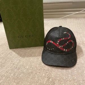 Gucci snake keps  - Säljer nu min gucci snake keps, den är i bra skick. Skick 8/10. Den är självklart äkta! Har kvitto så skriv till mig om ni vill ha bild på det!  Hör gärna av er om ni har frågor!