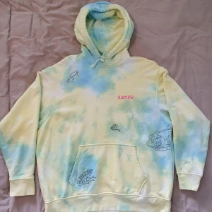 Grön levis hoodie - Säljer en grön levis hoodie med tie die mönster i storlek xl köpt från levis 
