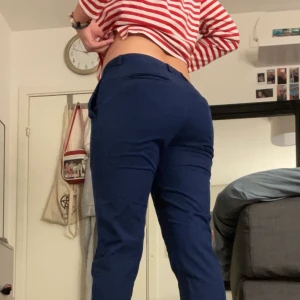 lågmidjade kostymbyxor  - ett par kostymbyxor ifrån Zara i storlek 38, säljer eftersom de inte kommer till användning längre