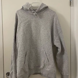 Grå basic Hoodie - Basic hoodie, storlek L, kommer från (New yorker) inget mer o skriva än att den är super skön att ha till t.e.x hösten, vintern eller lite kallare sommarkväll😍