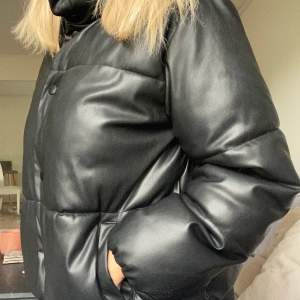 Ascool puffer jacket i skinmaterial från vero Moda, storlek M, köparen står för frakten! 💕