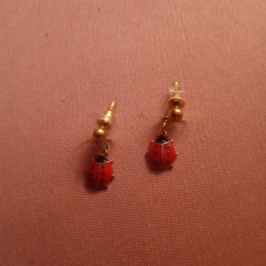 Guldfärgade örhängen med hänge av en Nyckelpiga 🐞 . - 91