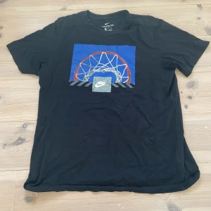 Nike T-shirt  - Säljer denna coola T-shirten från Nike  Kom privat vid intresse