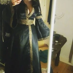 Klänning  - Cosplay klänning/rock i  satin använd 3 gånger 