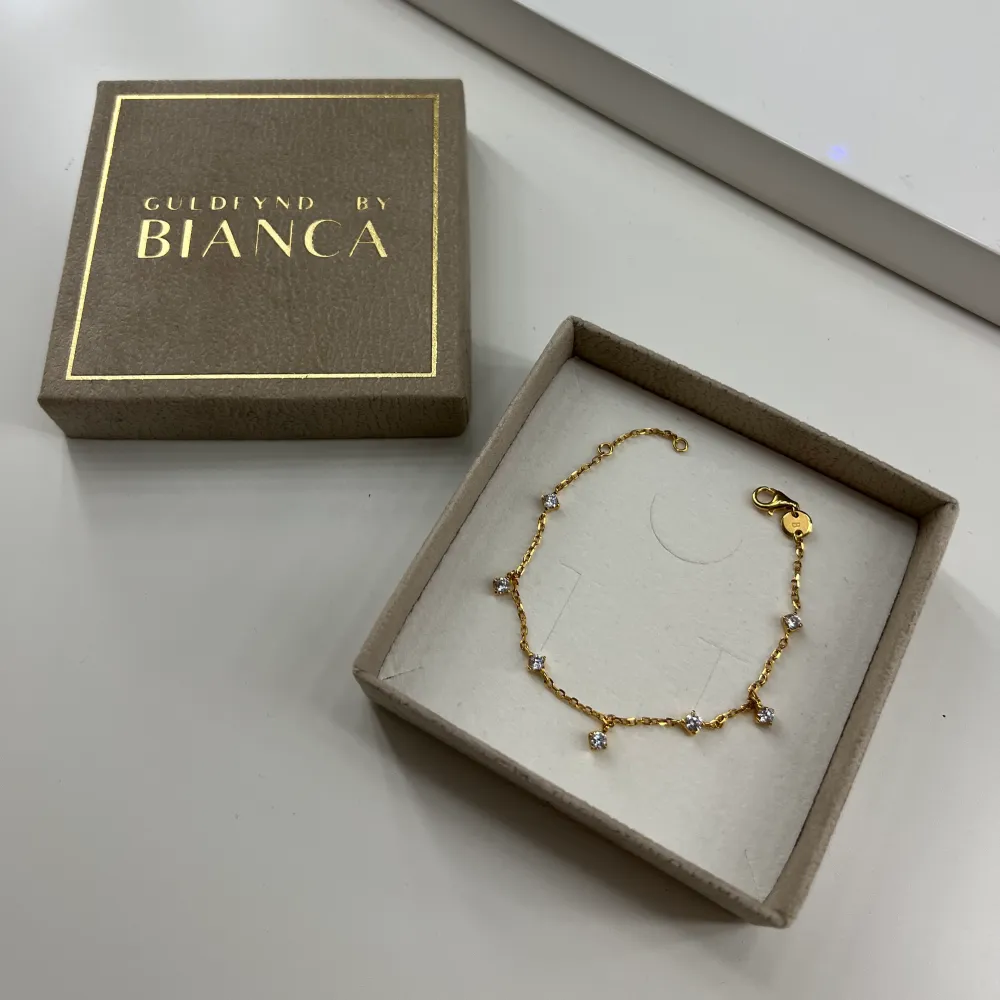 Ett av alla fina smycken Bianca Ingrosso skapade tillsammans med Guldfynd. Slutsålt men nu säljer jag mitt armband i super fint skick och orginal ask! . Accessoarer.