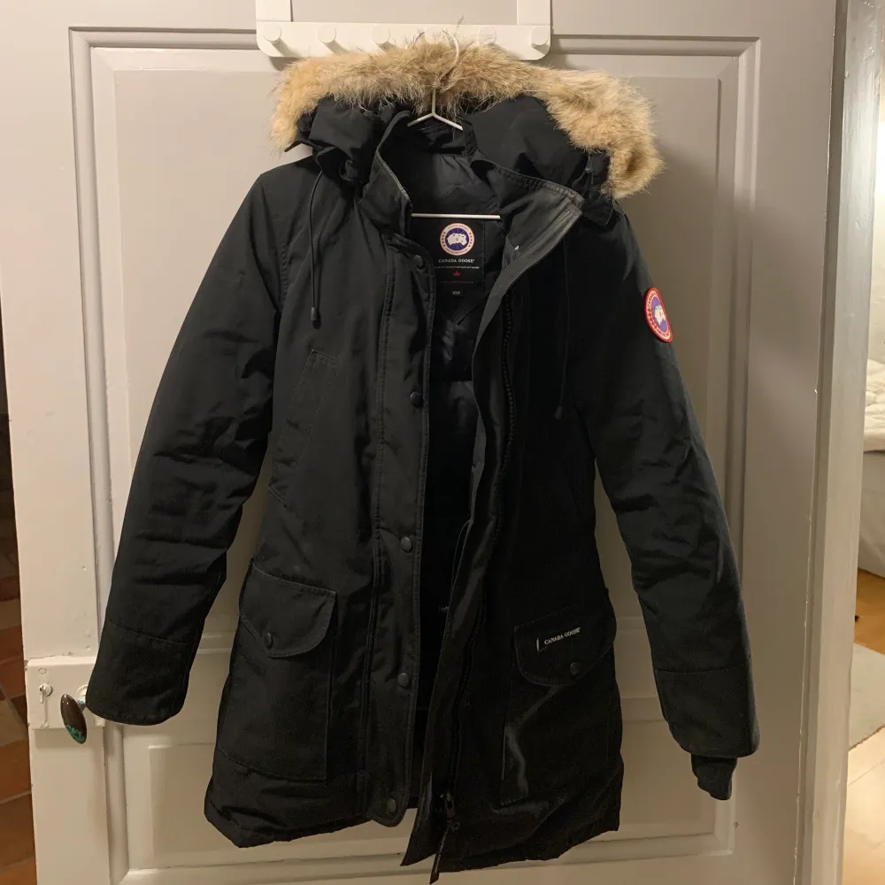 En gammal äkta canada goose jacka som jag vill sälja. Den är några år gammal därav priset, men det finns inga skador eller liknande. Pris kan diskuteras om båda blir nöjda☺️ Det är en tjejmodell med äkta päls. Jackans nypris är ca 10 000 . Jackor.