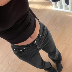 Svarta jeans - Säljer dessa svarta nakd jeans, storlek 38💕