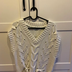 Stickad väst - En superfin stickad väst som endast är använd ett fåtal gånger. Säljes pågrund av att den inte kommer till användning. Skicka för fler bilder eller frågor!🥰