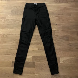 Skinnbyxor - Only - Säljer mina svarta skinnbyxor, fint skick, storlek XS-30, pris 40kr + frakt