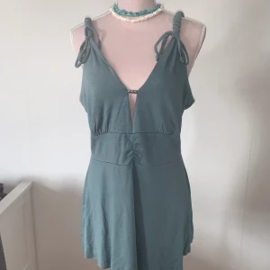 Blå tröja/klänning  - Aldrig använd somrig tröja/klänning. Väldigt strechig tyg, Storlek XL som man ser eftersom den sitter väldigt löst på dockan. Kan frakta, men kan också mötas upp och lämna över i Vänersborg, Trollhättan, Mellerud eller Uddevalla. 