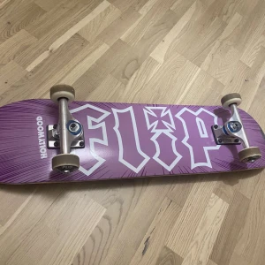 Skateboard  - Den kostade 1200kr köpt i äfferen holiwood är använd några gånger säljer den för 450kr med frakt.
