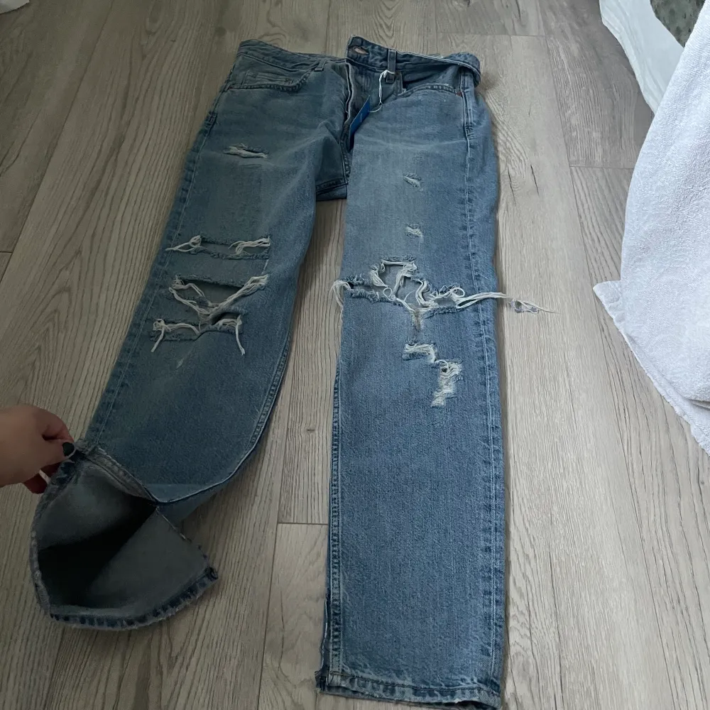 Säljer dessa as balla jeans från hm (finns inte på hemsidan längre) skickar gärna egna bilder med!💗💗. Jeans & Byxor.