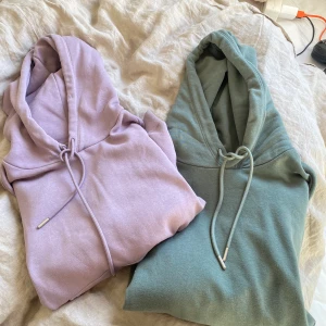 Hoodie - Säljer dessa två hoodies från HM Storlek XS men de passar en S, de är som nya knappt använt☺️ Nypsi 199kr styck Säljer för 300kr båda två Eller 200kr per tröja